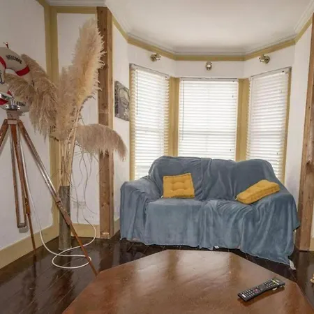 Apartment Quirky - Sleeps 6 - Coastal Area - Parking