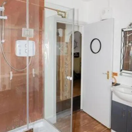 Quirky - Sleeps 6 - Coastal Area - Parking Apartment *