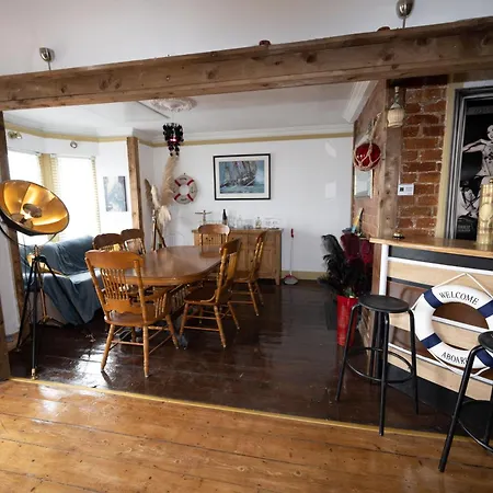 Apartment Quirky - Sleeps 6 - Coastal Area - Parking Youghal