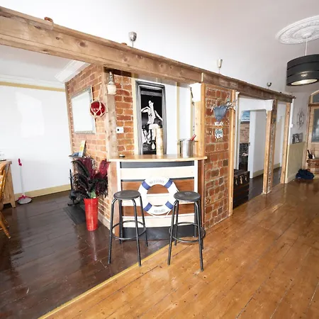 Apartment Quirky - Sleeps 6 - Coastal Area - Parking